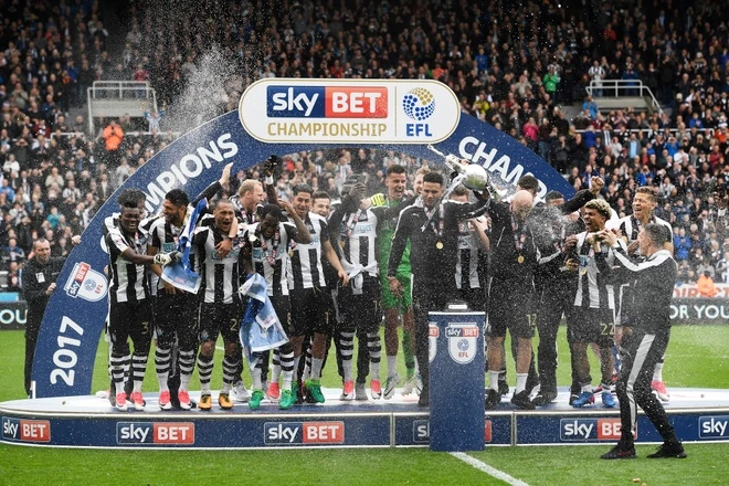 Những đội nào đang cạnh tranh cho chức vô địch Skybet Championship?